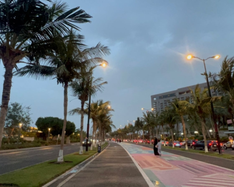 أمطار جدة تنعش الأجواء: تحذيرات رسمية وتوافد للكورنيش