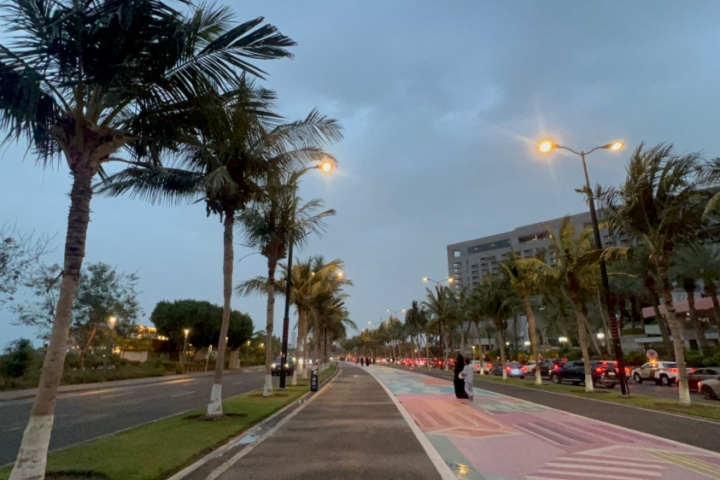 أمطار جدة تنعش الأجواء: تحذيرات رسمية وتوافد للكورنيش