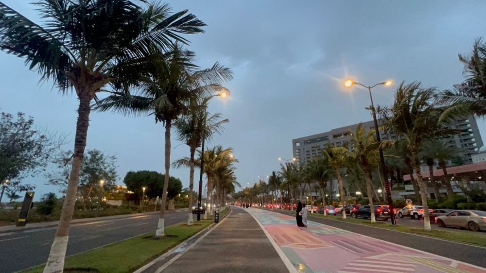 أمطار جدة تنعش الأجواء: تحذيرات رسمية وتوافد للكورنيش