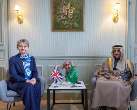 وزير الخارجية السعودي يناقش التطورات الإقليمية مع بريطانيا