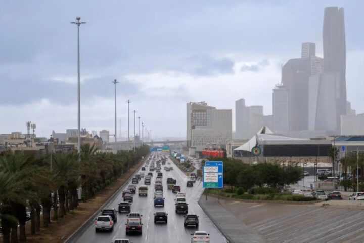 طقس السعودية: أمطار غزيرة تضرب جنوب الرياض وتأثيراتها
