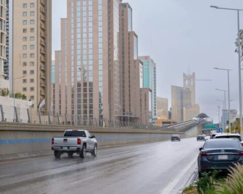 طقس الجمعة في السعودية: أمطار وضباب ورياح نشطة