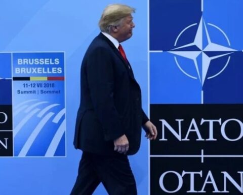 توقيع ترامب على العملة الورقية الأمريكية لأول مرة