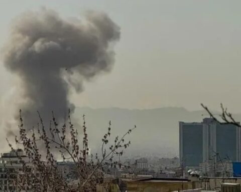 غارات جوية في إيران: استهداف مصانع الصلب وتداعيات دولية