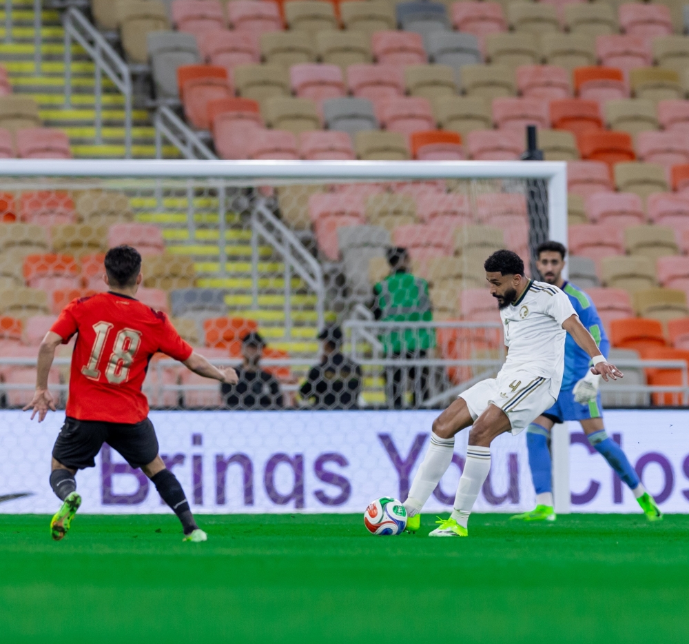 خبير تحكيمي يحسم جدل ركلة جزاء في مباراة السعودية ومصر
