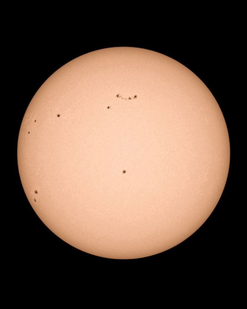 تصاعد النشاط الشمسي: عواصف مغناطيسية وفلكية جدة تطمئن