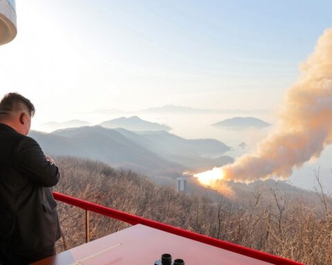 كوريا الشمالية تختبر صواريخ تعمل بالوقود الصلب لضرب أمريكا