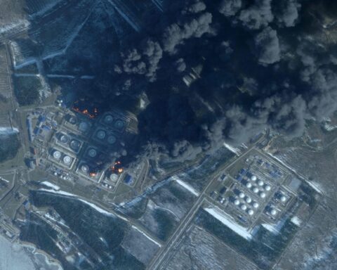 حريق إثر هجوم بمسيرات على ميناء أوست-لوغا الروسي