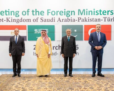 وزير الخارجية يشارك في الاجتماع الوزاري الرباعي بباكستان