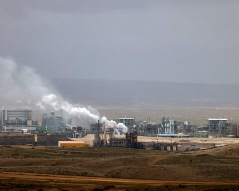 التصعيد الإيراني الإسرائيلي: ضربة جوية في إيران وانفجارات