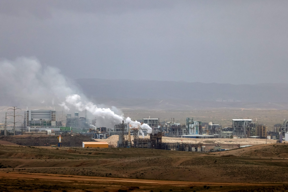 التصعيد الإيراني الإسرائيلي: ضربة جوية في إيران وانفجارات