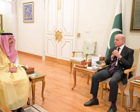 رئيس وزراء باكستان يستقبل وزير الخارجية السعودي بإسلام آباد