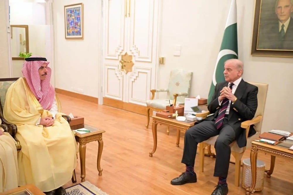 رئيس وزراء باكستان يستقبل وزير الخارجية السعودي بإسلام آباد