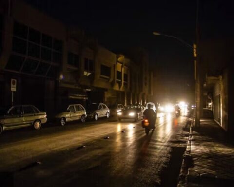 انقطاع الكهرباء في طهران بعد استهداف منشآت الطاقة