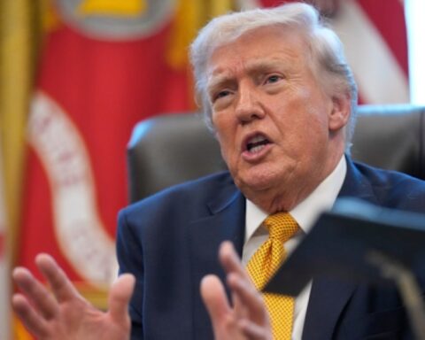 ترامب يكشف تفاصيل اقتراب الاتفاق مع إيران وتغير النظام