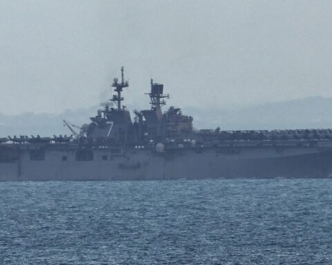 التصعيد الأمريكي الإيراني: مفاوضات علنية وهجوم بري محتمل