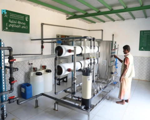 جهود مركز الملك سلمان للإغاثة تضخ 54 مليون لتر ماء باليمن