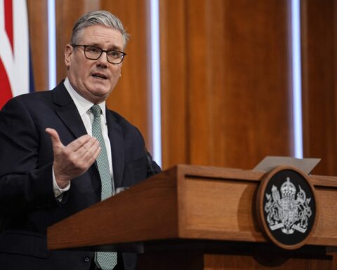 ستارمر يناقش آثار الحرب في إيران وتأثيرها الاقتصادي