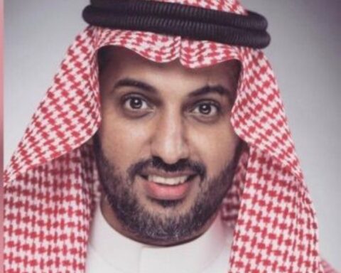 عقوبة ملصقات واتساب المسيئة في السعودية: غرامة وسجن