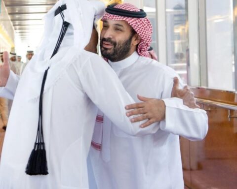 أمير قطر يصل إلى جدة وولي العهد في مقدمة مستقبليه