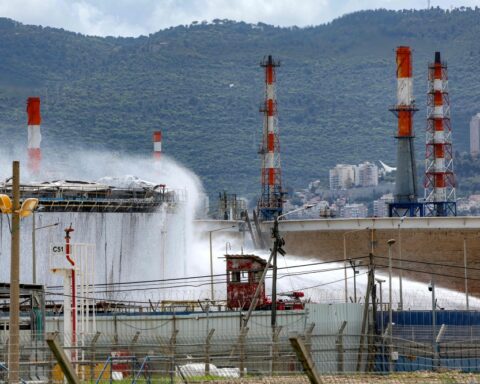 حريق مصفاة حيفا: تفاصيل الهجوم الصاروخي وتداعياته