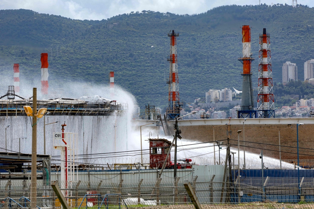 حريق مصفاة حيفا: تفاصيل الهجوم الصاروخي وتداعياته
