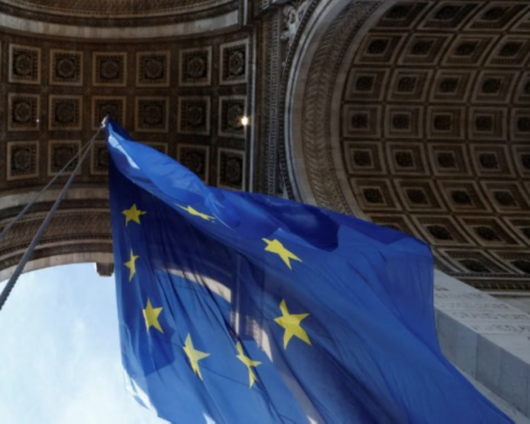 تداعيات إزالة علم الاتحاد الأوروبي في فرنسا وتأثيرها