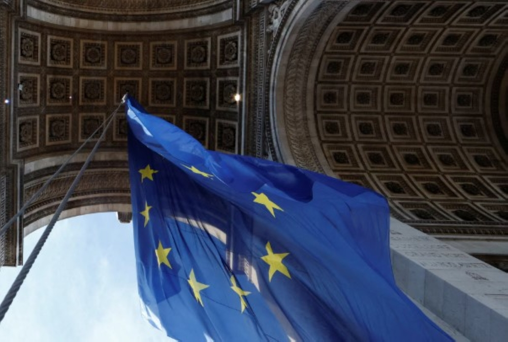 تداعيات إزالة علم الاتحاد الأوروبي في فرنسا وتأثيرها