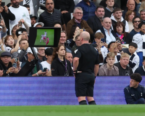 الجماهير تطالب بإلغاء تقنية الفيديو في الدوري الإنجليزي