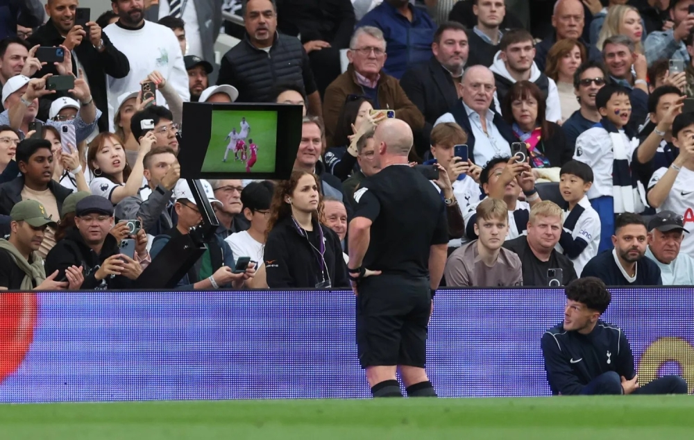 الجماهير تطالب بإلغاء تقنية الفيديو في الدوري الإنجليزي
