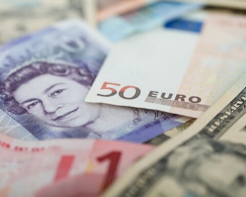 سعر الجنيه الإسترليني اليوم الإثنين مقابل الدولار واليورو