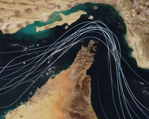 خطط إيران لفرض رسوم في مضيق هرمز وتأثيرها العالمي