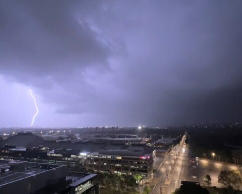 أمطار رعدية وسيول تضرب السعودية اليوم الثلاثاء