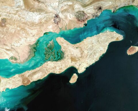 استهداف محطة تحلية المياه في جزيرة قشم وخروجها عن الخدمة