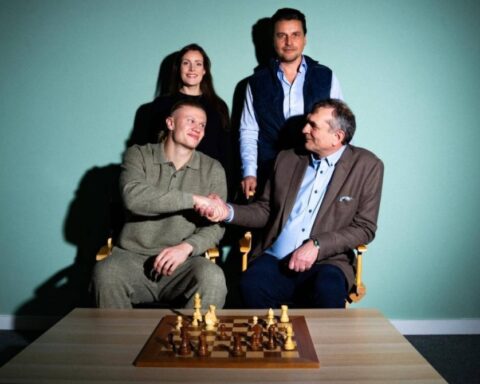 نجوم كرة القدم والشطرنج: هالاند وصلاح يرفعان شعبية اللعبة