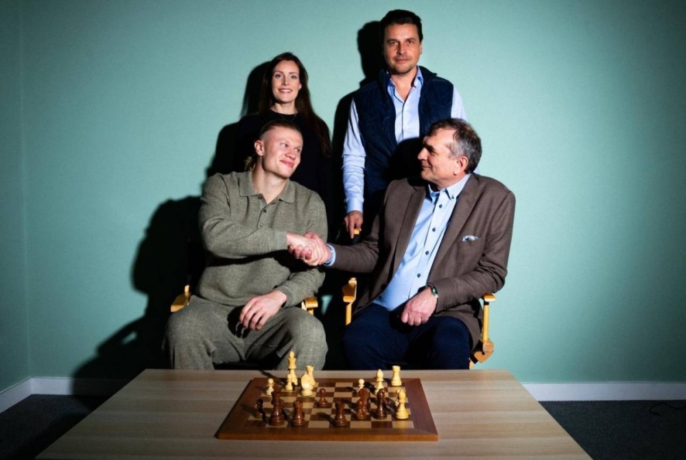 نجوم كرة القدم والشطرنج: هالاند وصلاح يرفعان شعبية اللعبة