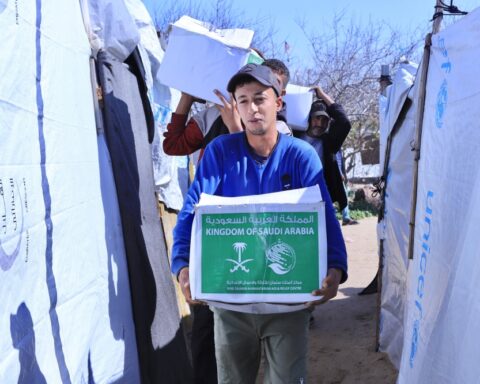 جهود السعودية في إغاثة الشعب الفلسطيني: توزيع مساعدات بغزة