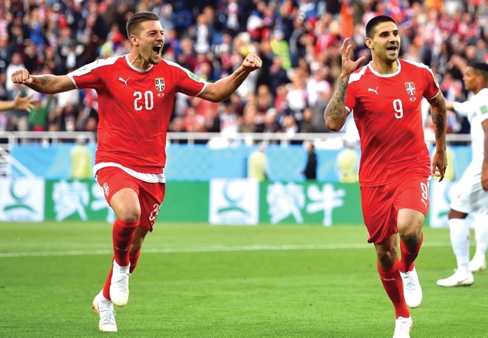 لقطة سافيتش وعبدالله الحمدان في مباراة الأخضر وصربيا