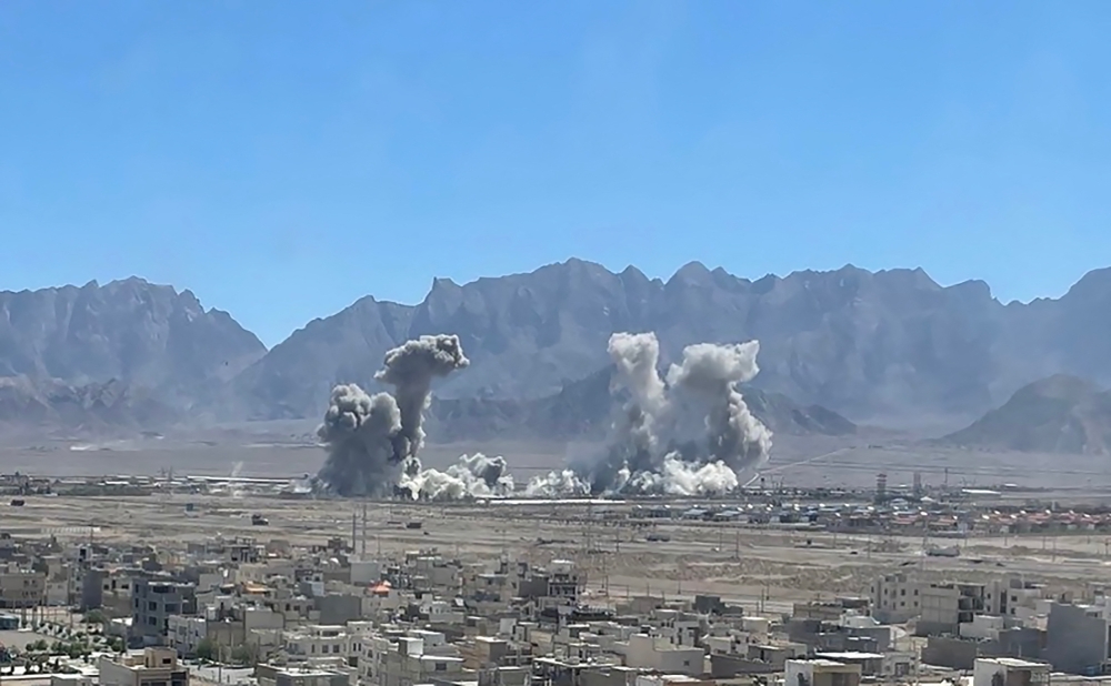 الحرس الثوري الإيراني يؤكد مقتل مسؤول عسكري ويهدد أمريكا