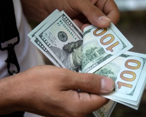 تراجع سعر الدولار مقابل الجنيه اليوم الأربعاء في البنوك