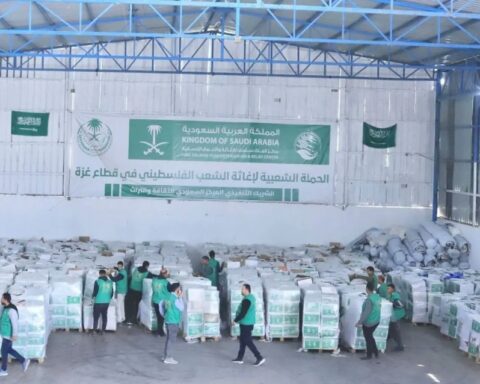 مركز الملك سلمان للإغاثة يوزع سلالاً غذائية في غزة