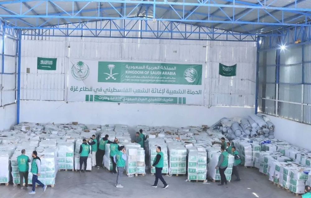 مركز الملك سلمان للإغاثة يوزع سلالاً غذائية في غزة