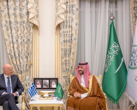 وزير الدفاع السعودي يبحث تداعيات الهجمات الإيرانية