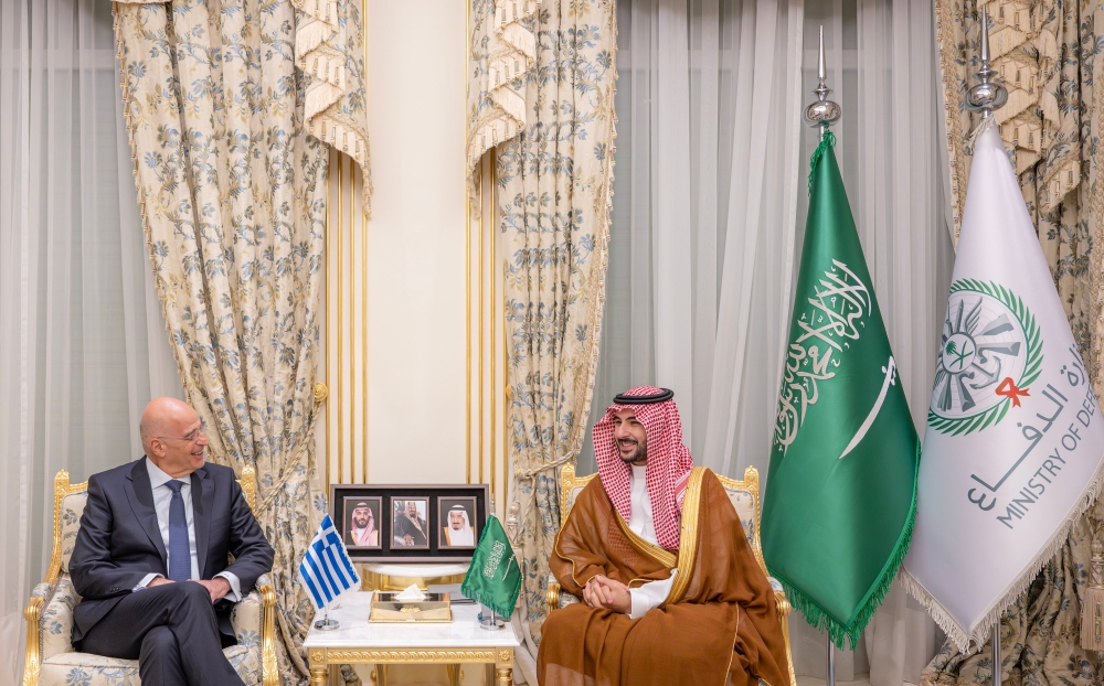 وزير الدفاع السعودي يبحث تداعيات الهجمات الإيرانية