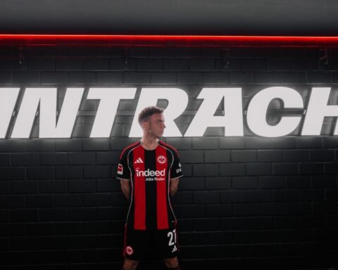 ماريو جوتزه يمدد عقده مع أينتراخت فرانكفورت حتى 2028