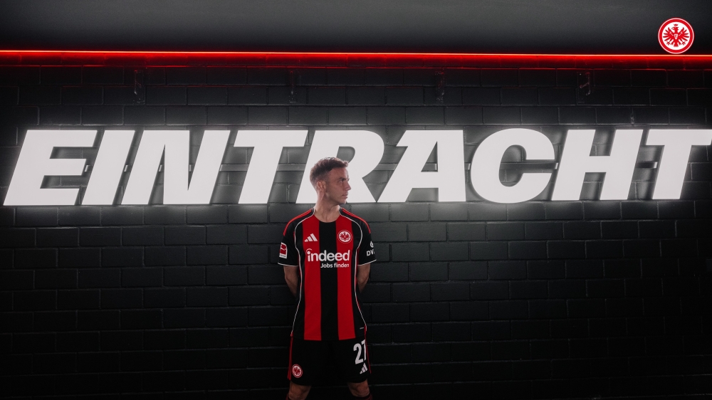 ماريو جوتزه يمدد عقده مع أينتراخت فرانكفورت حتى 2028