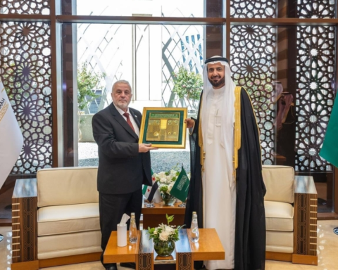 تفاصيل لقاءات وزير الحج لتطوير خدمات العمرة والزيارة