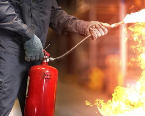 الدفاع المدني بالرياض يخمد حريقاً في حي بدر دون إصابات