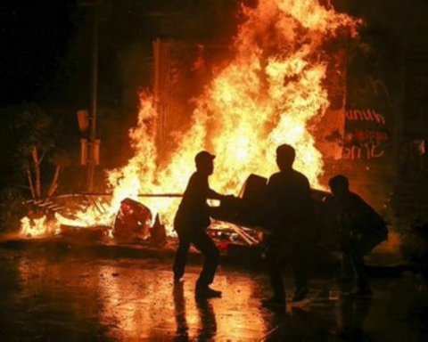 تفاصيل إصابة 12 شخصاً إثر حريق محطة غاز في إندونيسيا