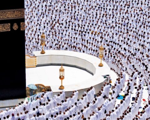 أهمية الالتزام بـ آداب يوم الجمعة في الحرمين الشريفين